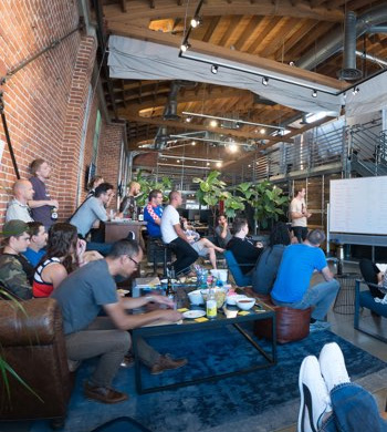 公司例行全体会议